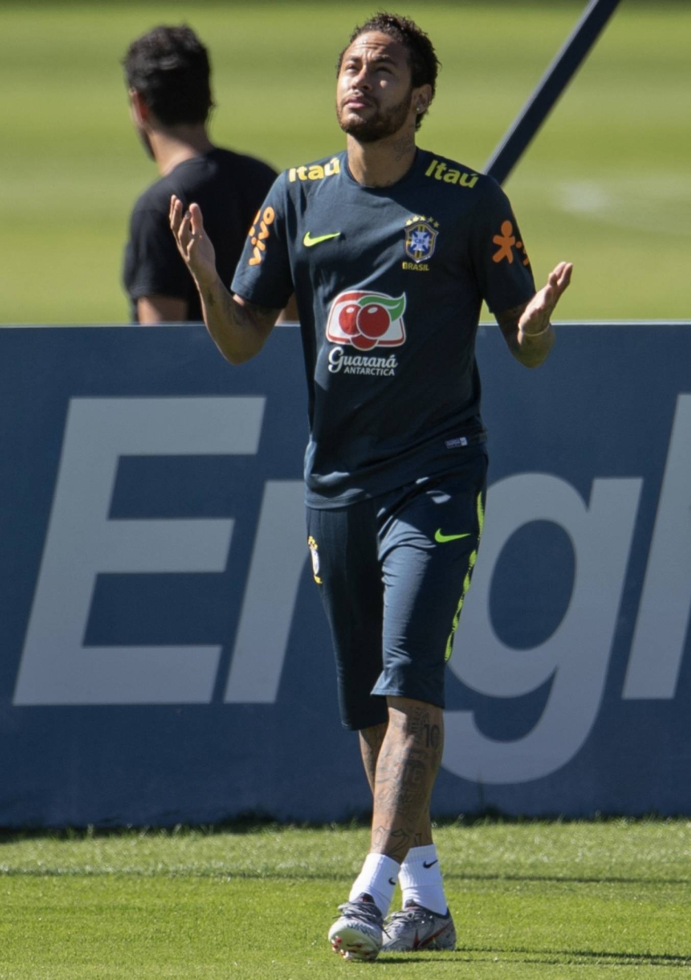 Enquanto seu futuro não se decide, Neymar trata da lesão no tornozelo direito que o tirou da Seleção, pouco antes da Copa América