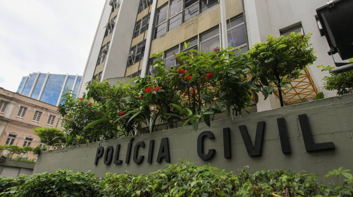 Rio de Janeiro (RJ), 04/06/2019, OPERACAO DGCOR-LD - Policiais do Departamento Geral de Combate a Corrup&ccedil;&atilde;o, ao Crime Organizado e a Lavagem de Dinheiro, realizao operacao na manha desta terca feira para atacar as financas da contavencao do Rio, seis mandados de busca e apreensao, oito bloqueios de contas bancariase sete bloqueios de imoveis de bicheiros e suspeitos ligados a contaventores, todos os presos foram levados a sede da Policia Civil no Centro do Rio de Janeiro.Foto: Armando Paiva / Ag&ecirc;ncia O Dia Operacao, Corrupcao, Lavagem de Dinheiro, Prisao, Bicheiros, Contraventores, Rio de Janeiro