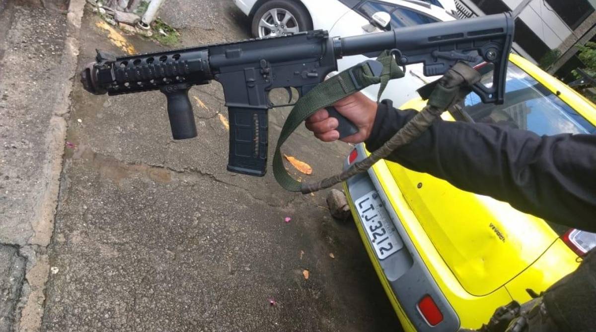 Fuzil apreendido com homem apontado como chefe do tráfico no Morro do Cavalão, em Icaraí, Niterói - Divulgação