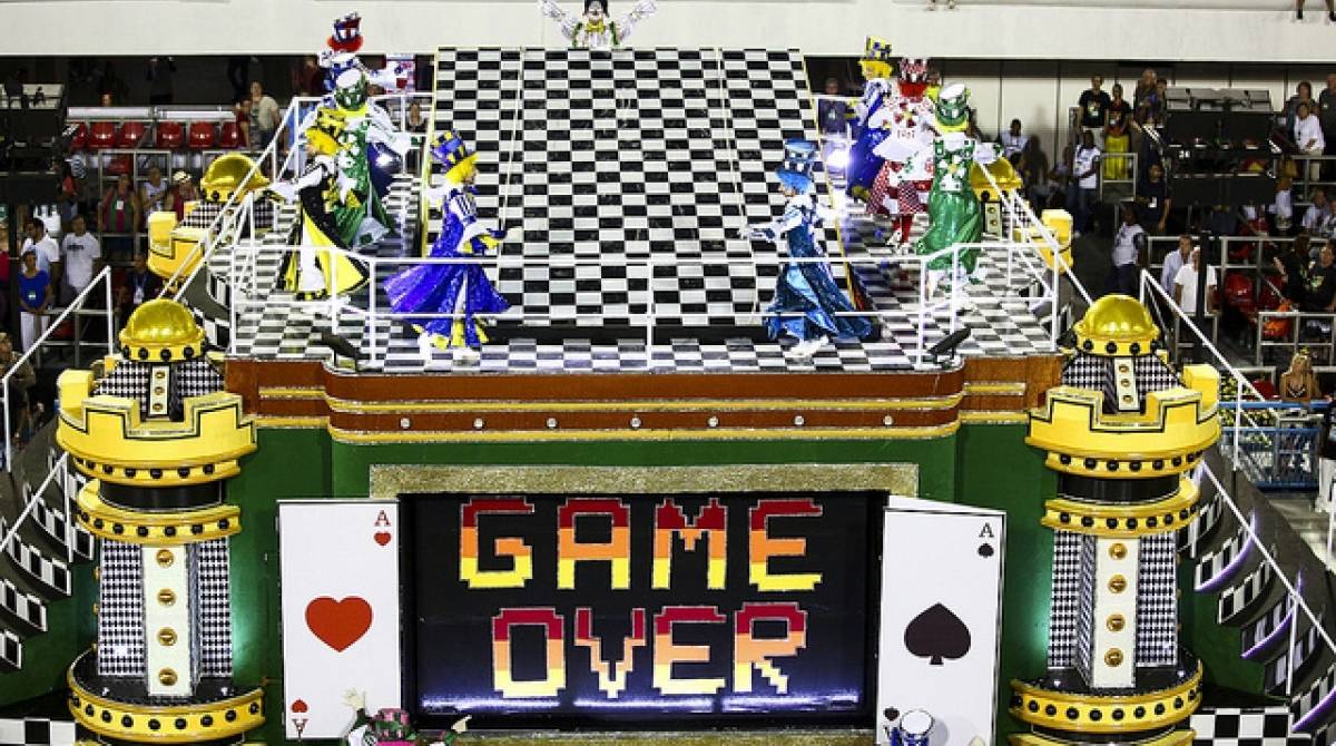 Alegoria da São Clemente neste Carnaval ironizou as viradas de mesa da Liesa. Na plenária, a agremiação votou a favor da permanência da Imperatriz - BANCO DE IMAGENS