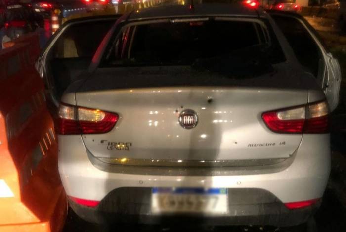 Carro ficou com vÃ¡rias marcas de tiro