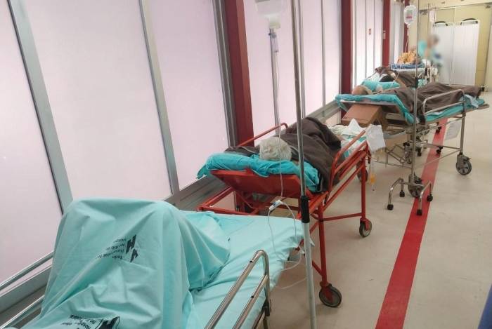 Pacientes esperam atendimento em corredores