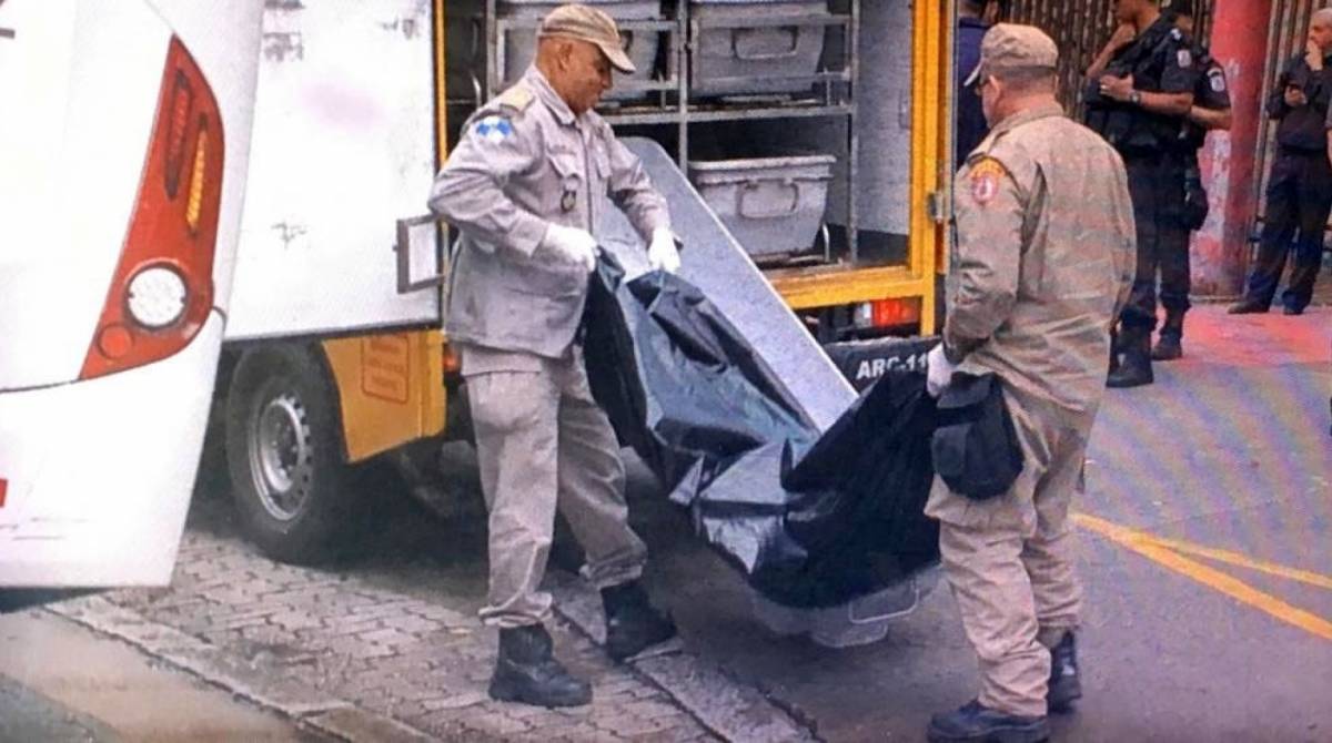 O corpo de Luzimar foi retirado do local por volta das 8h30