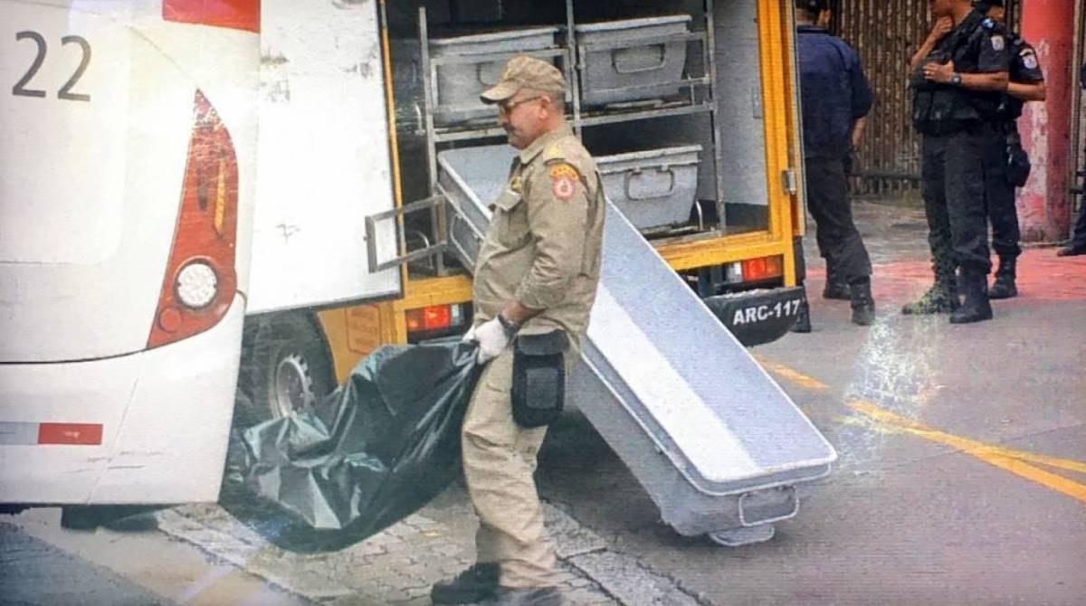 A auxiliar de serviços gerais foi atingida por um tiro no peito