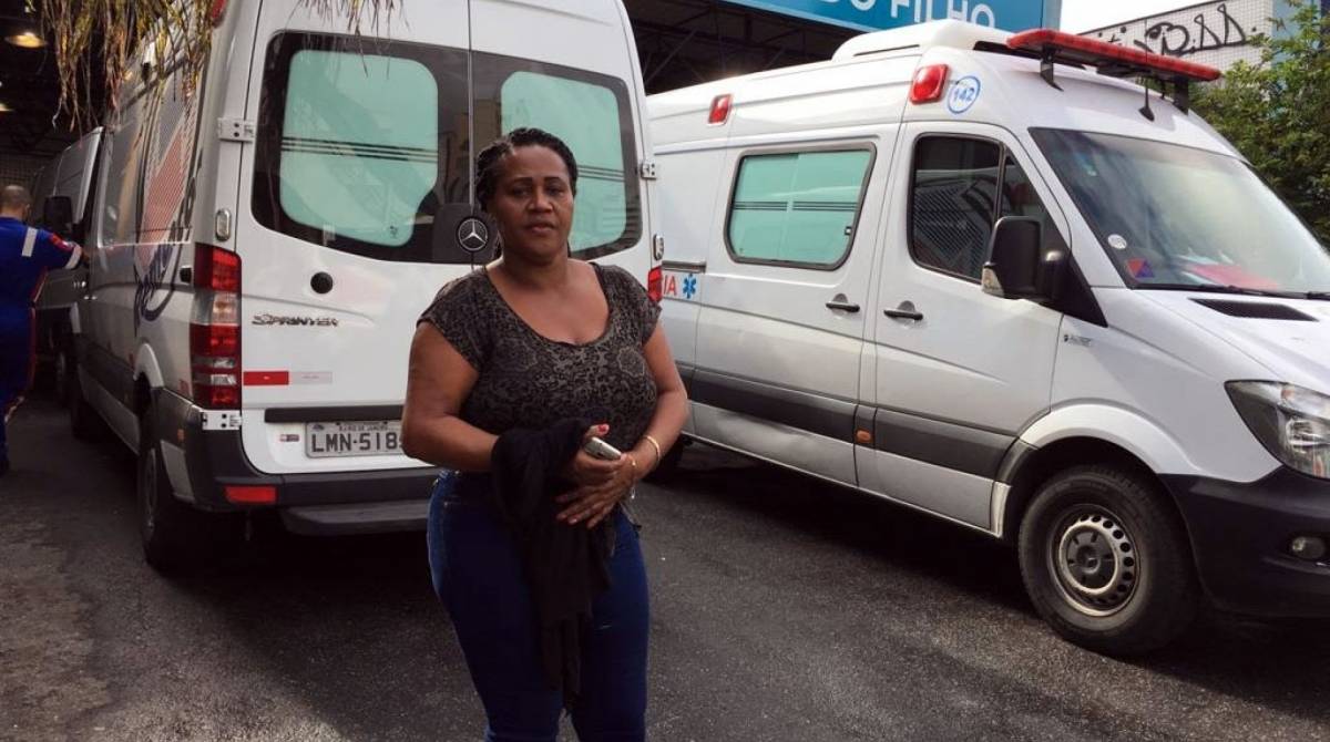 A dona de casa Ana Lúcia Batista Santa Bárbara acompanhou o irmão Fabiano no Salgado Filho