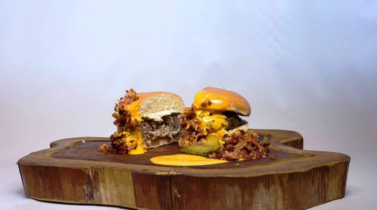Insano Burger, blend de fraldinha com bacon, maionese de wasabi, cheddar e bacon crocante no pão 