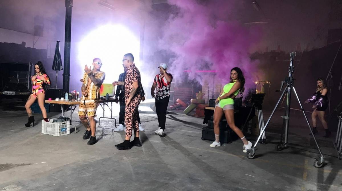 Tainá Grando grava clipe de MC Gui e MC Mirella com Dinho Alves