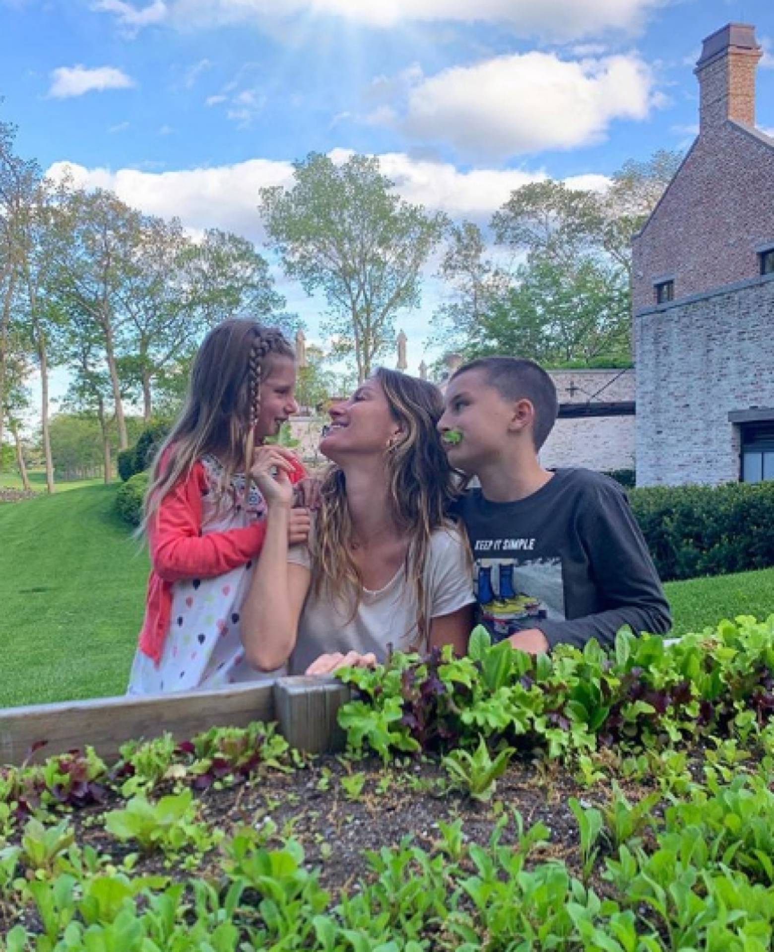 Gisele com os filhos Vivian, de 6 anos, e Benjamin, de 9,