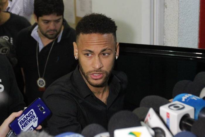 Neymar agradeceu o carinho das crianças que foram recepcioná-lo