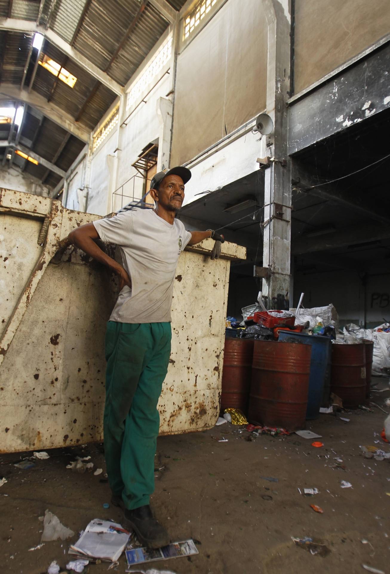 Matéria sobre cooperativa de materiais recicláveis.  Na foto, Luciano Dias Ferreira