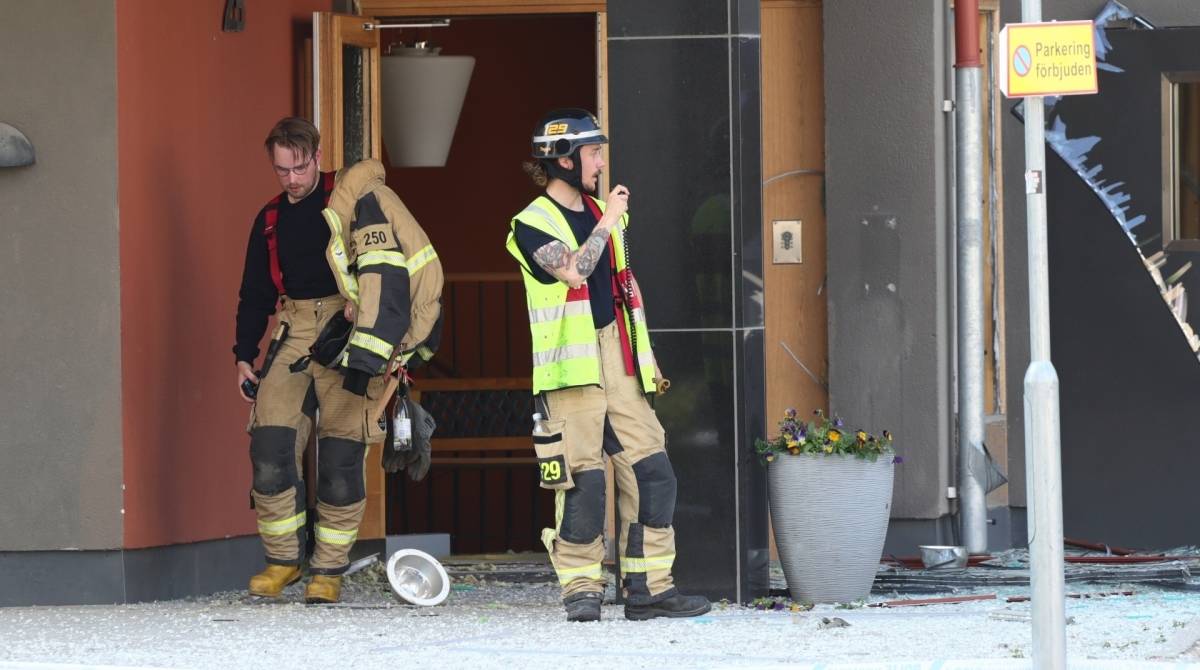 Equipes de resgate são vistas em frente a um prédio danificado que foi atingido por uma explosão no início de 7 de junho de 2019 em Linkoping, no centro da Suécia