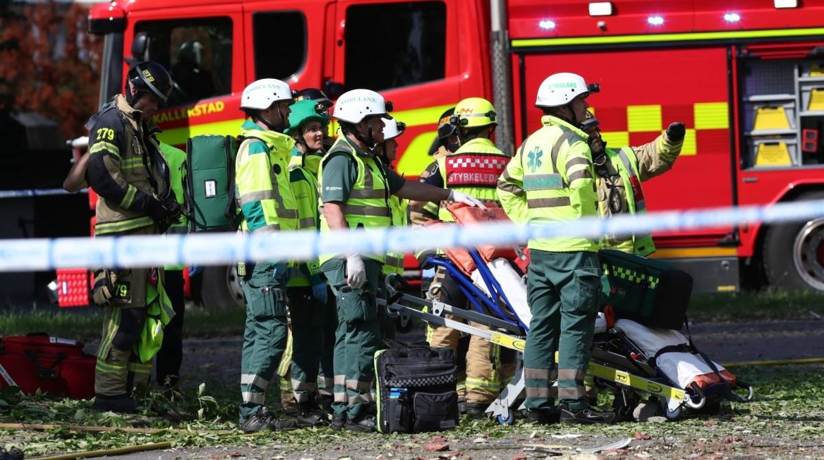 Equipes de resgate e bombeiros trabalham fora de um bloco de apartamentos que foram atingidos por uma explosão no início de 7 de junho de 2019 em Linkoping