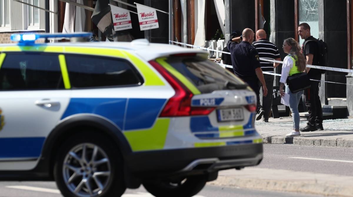 Um carro de polícia fica em frente a um edifício danificado que foi atingido por uma explosão no início de 7 de junho de 2019 em Linkoping, no centro da Suécia