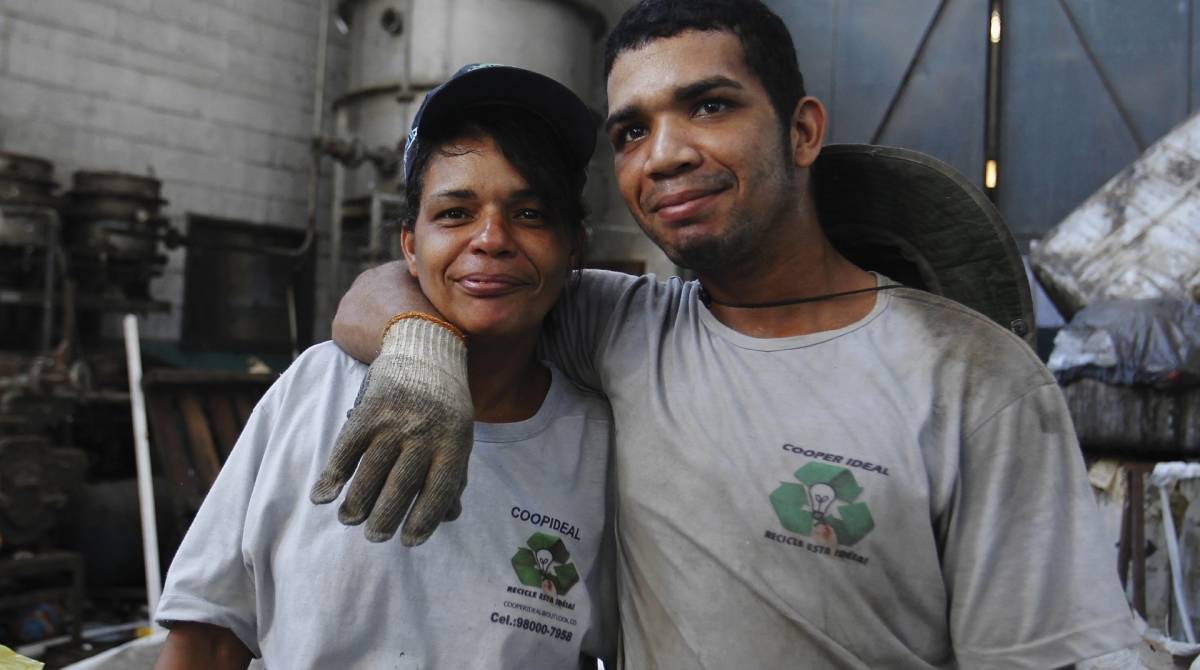 Matéria sobre cooperativa de materiais recicláveis. Na foto. Mãe e filho.Luciana de Carvalho Pimentel e Tiago Pimentel Santos.  - fotos de Estefan Radovicz