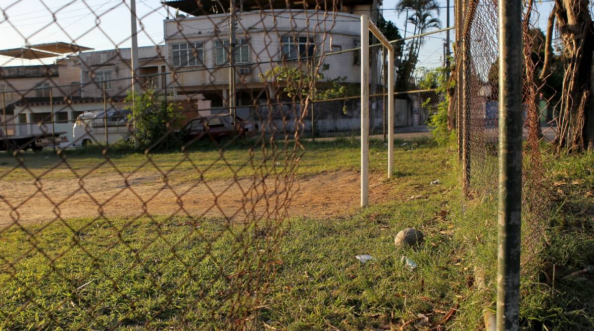 Rio de Janeiro - 07/06/2019 - O DIA NO SEU BAIRRO - Quadra com defeito na rua Teodoro Alvez Pacheco. Foto: Luciano Belford/Agencia O Dia