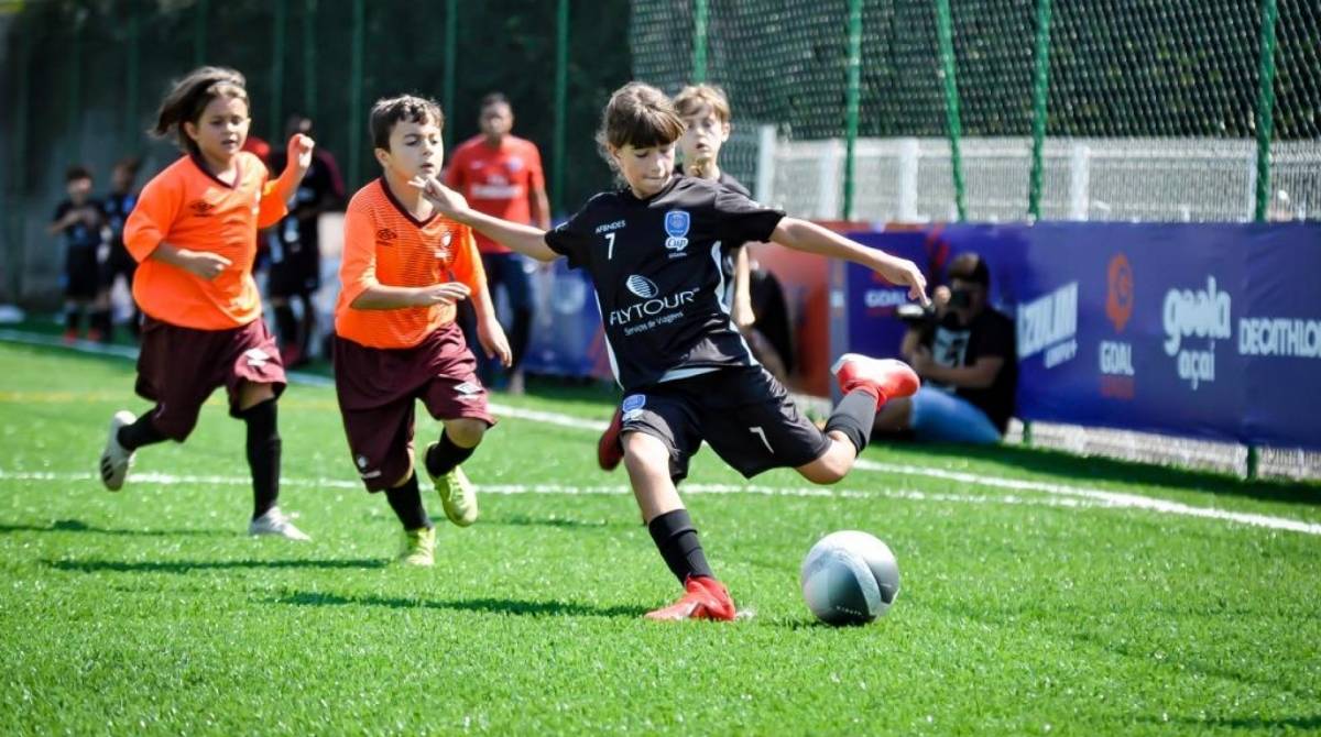 Com 9 anos, Juju Gol é promessa no futebol feminino
