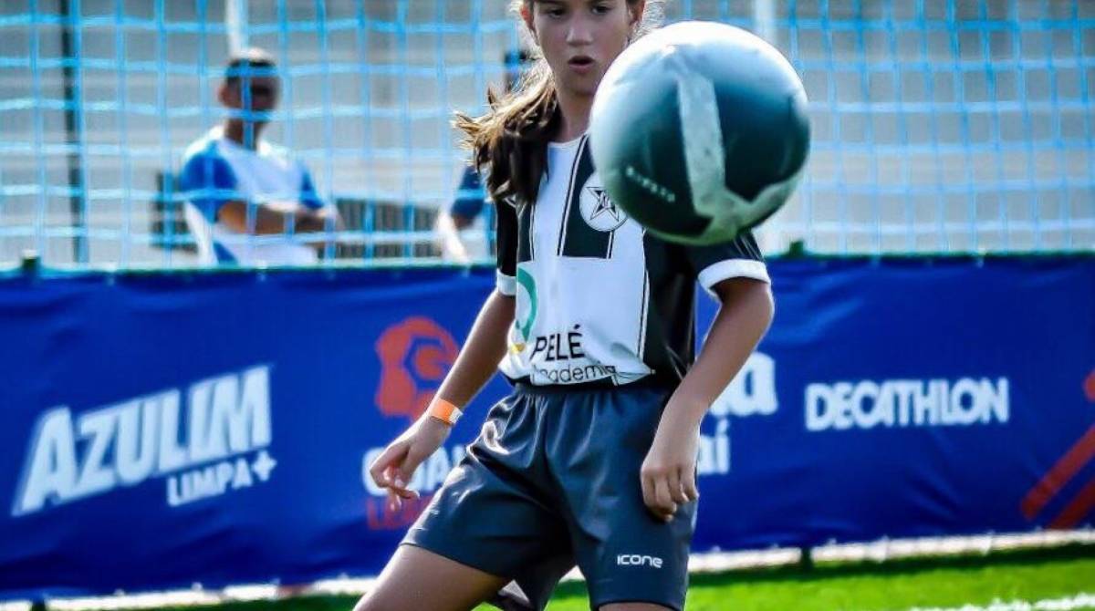 Com 9 anos, Juju Gol é promessa do futebol feminino