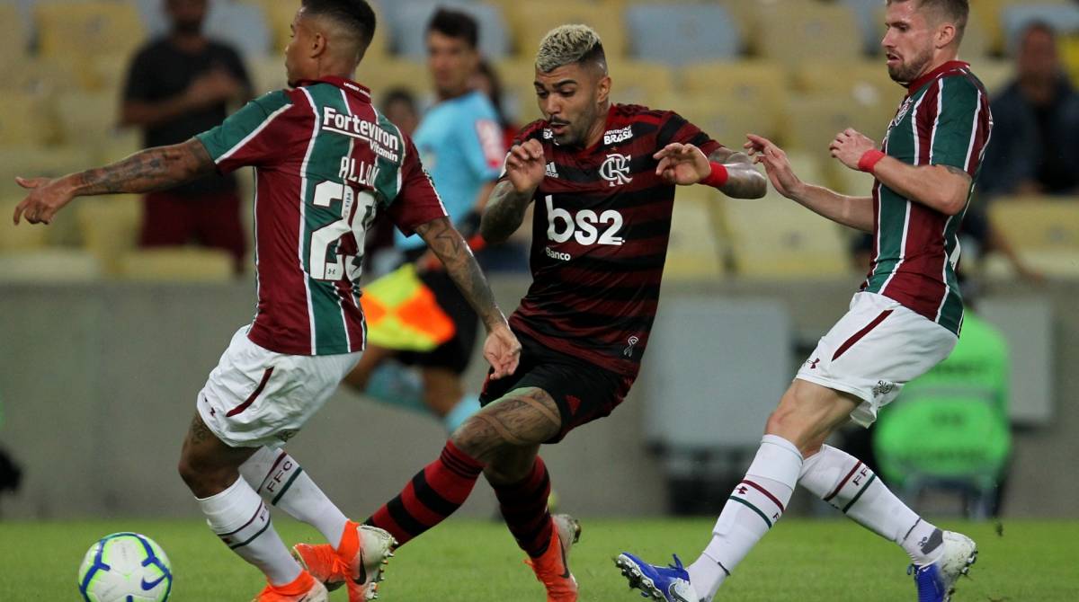 Allan tira a bola de Gabigol: o atacante do Flamengo foi figura nula 
no clássico - FOTOS Luciano Belford/Agência O Dia