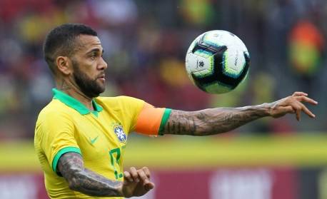 Daniel Alves minimiza críticas à sua convocação: 'Não estamos aqui para agradar todo mundo'