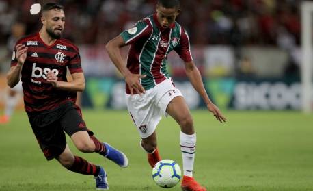 Com Jesus no Maracanã, Diego Alves fecha o gol e salva o Fla de derrota para o Flu