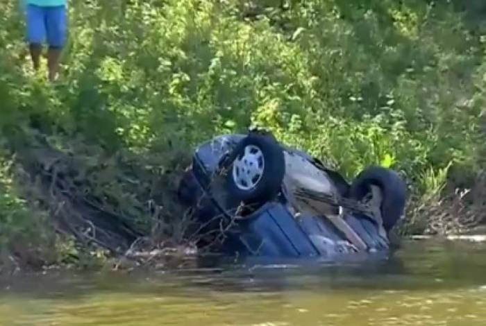 Resultado de imagem para Quatro amigos morrem apÃ³s carro cair em aÃ§ude na volta de festa no CE