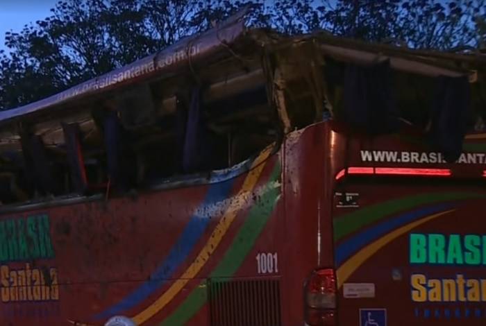 Motorista de ônibus teria perdido o controle do coletivo, que tinha mais de 40 passageiros a bordo, e colidiu com os veículos antes de capotar