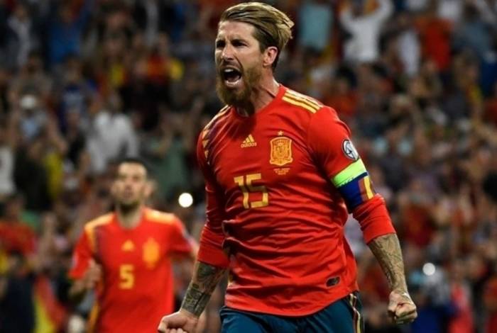 Sérgio Ramos vibra após marcar o primeiro gol da Espanha em Madri
