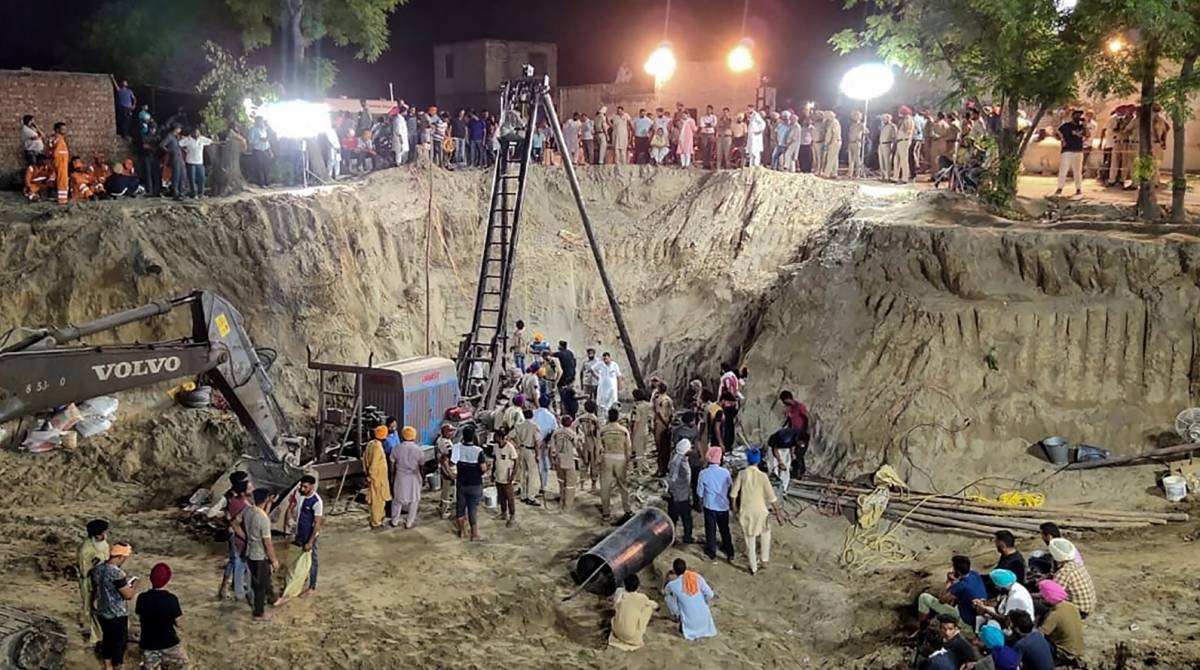 Equipe de resgate indiana lança uma operação para recuperar o corpo de Fatehveer Singh, 2, que caiu em um poço de 33 metros  - STR / AFP