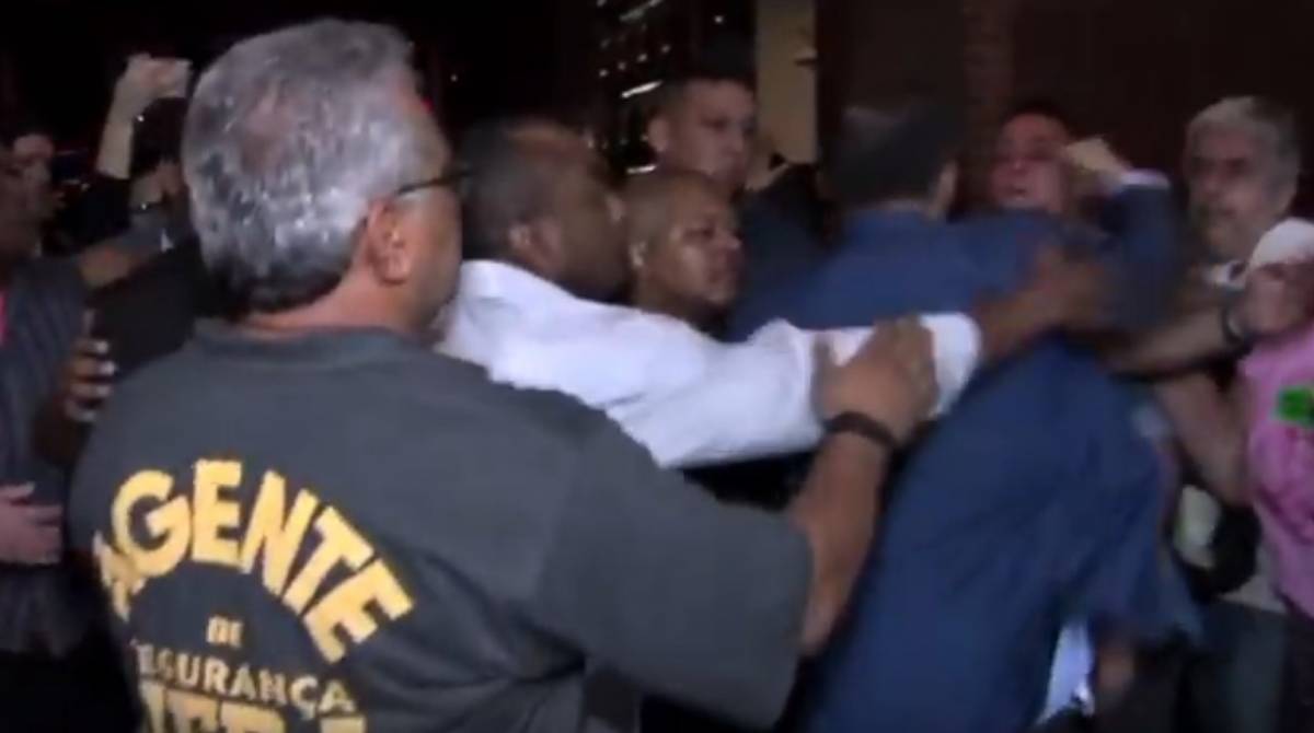 Knoploch soca rosto de estudante na Uerj - Reprodução