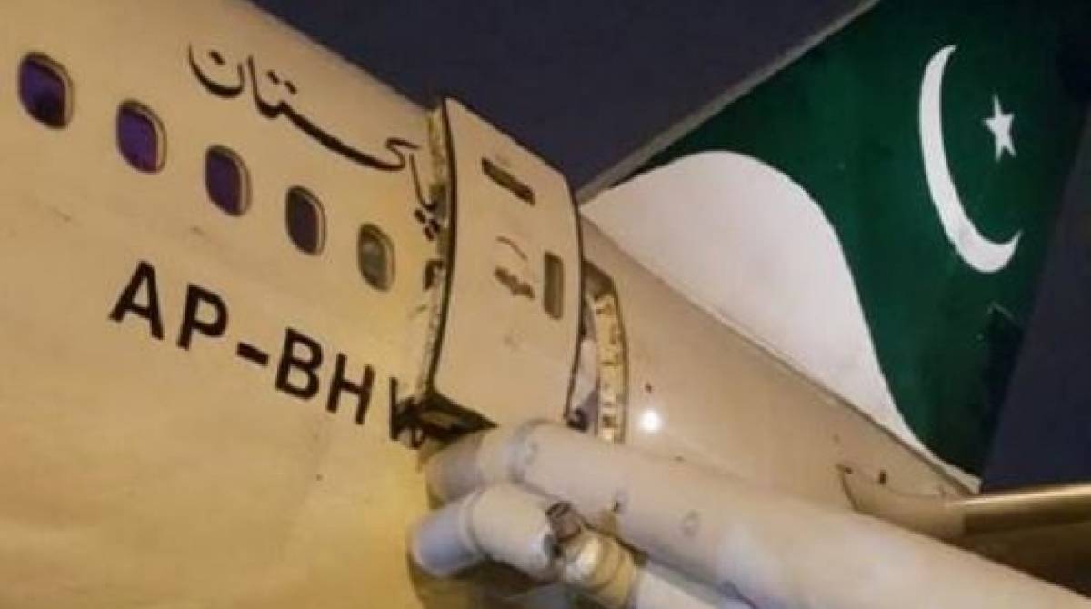 Saída de emergência de avião foi acionada por engano - Reprodução/ Instagram