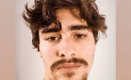 Bruno Montaleone posa sem camisa e detalhe na calça chama atenção