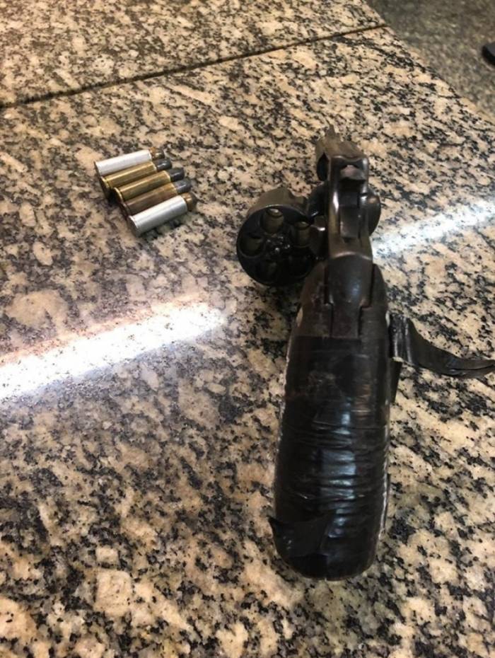 Um revÃ³lver calibre 38 foi apreendido