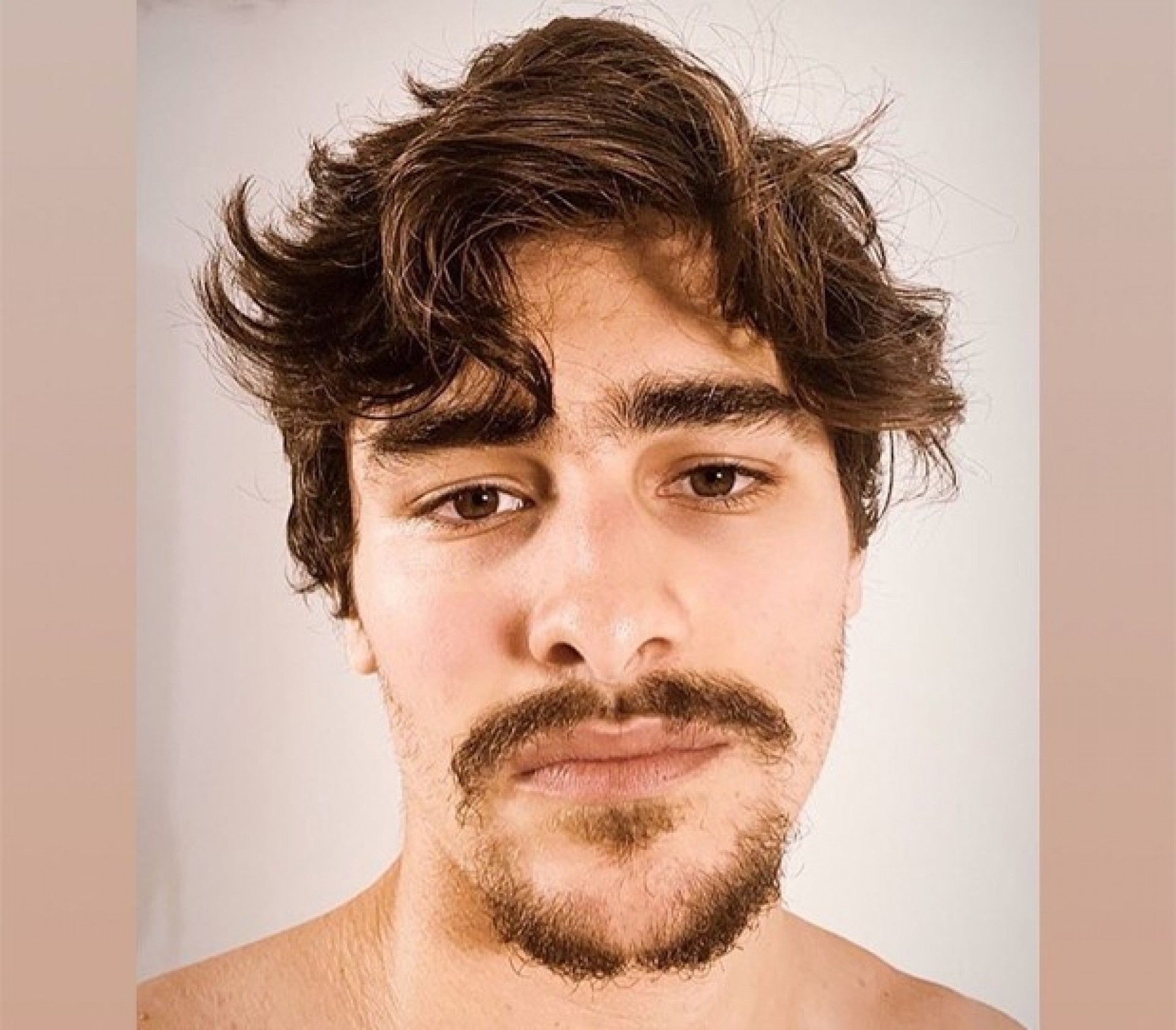 Bruno Montaleone&nbsp;posa sem camisa e&nbsp;detalhe na cal&ccedil;a&nbsp;chama aten&ccedil;&atilde;o