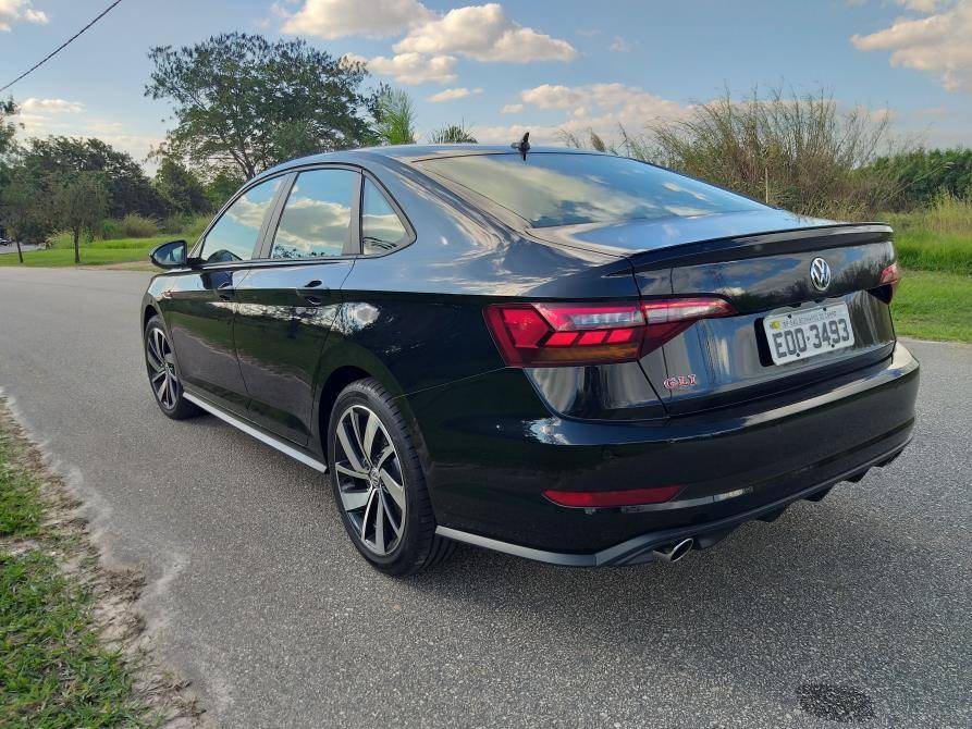 Difusor esportivo e escape duplo são diferenciais da versão GLI