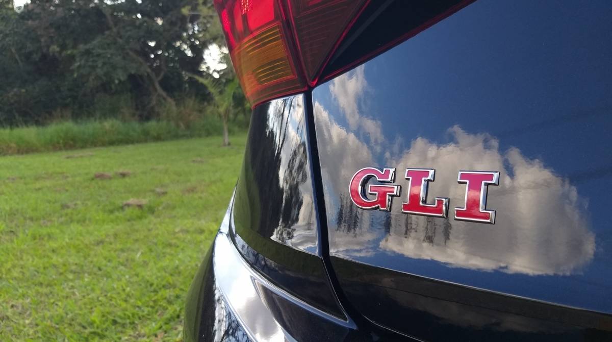 Logos alusivos à versão estão na grade frontal, tampa do porta-malas e lateral