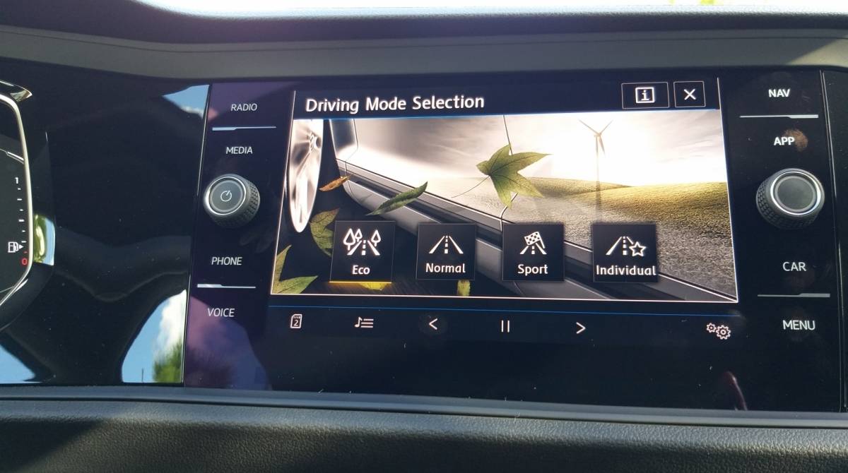 A central multimídia de oito polegadas do Jetta GLI é a mesma do restante da linha. Sistema mostra os modos disponíveis