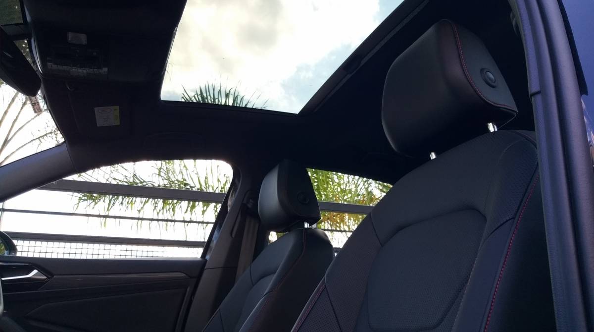 O teto solar com acionamento elétrico é o único opcional do modelo 