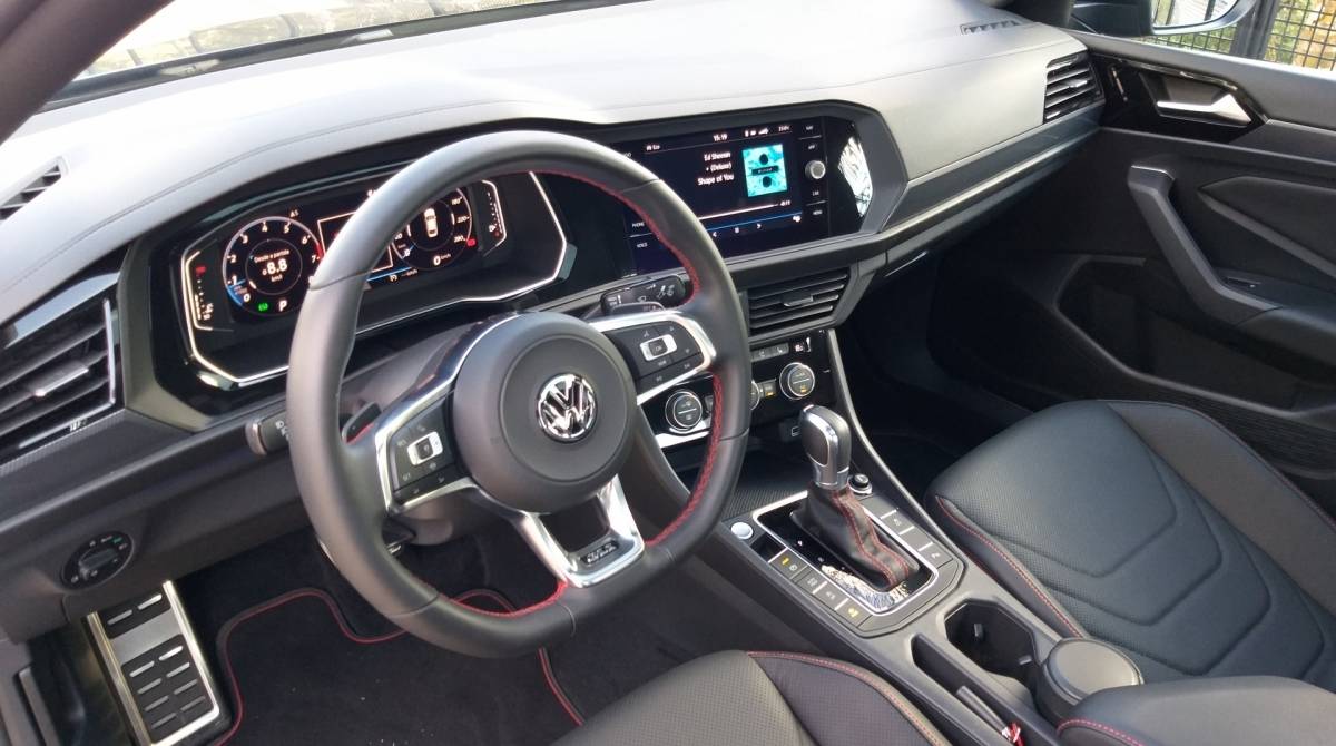 Interior do modelo tem acabamento diferenciado pelos bancos em couro com costuras em vermelho. Assim como as outras versões, o ssitema tem iluminação interna em LED chamado de ambiente light