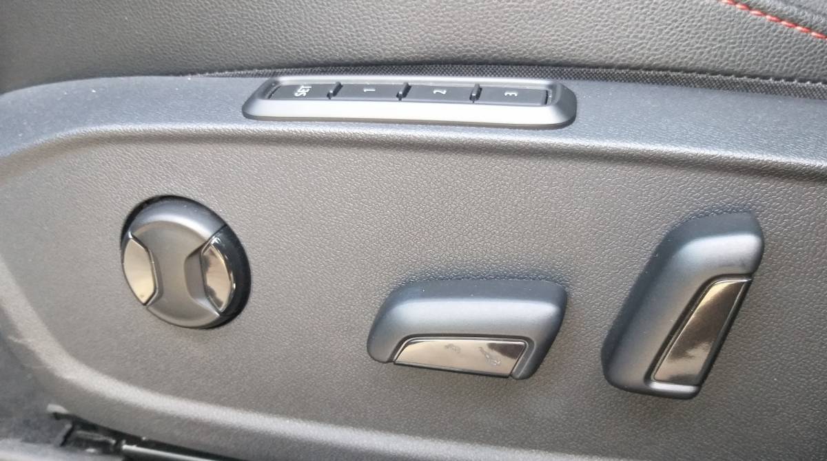 Banco do motorista tem controles elétricos para altura, angulação do encosto e lombar