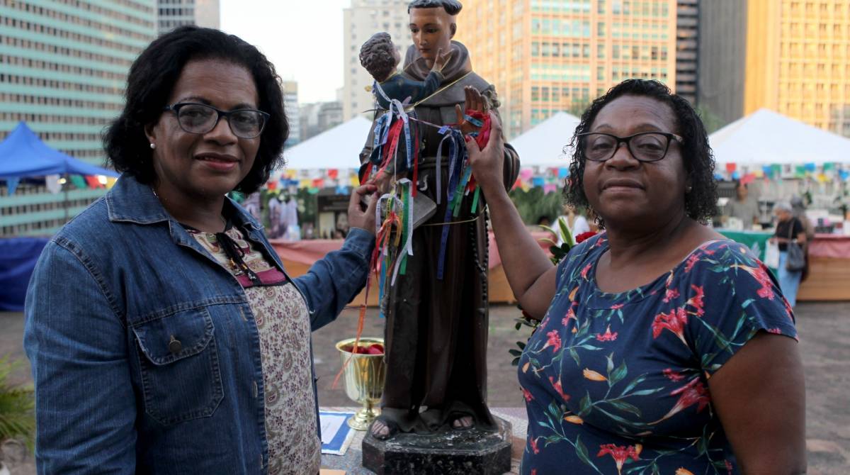 Rio de Janeiro 12/06/2019 - Preparativo para o dia de Santo Antonio, no Convento de Santo Antonio. Na foto acima Ismailia ferreira costa e Luiza demarilac. Foto: Luciano Belford/Agencia O Dia