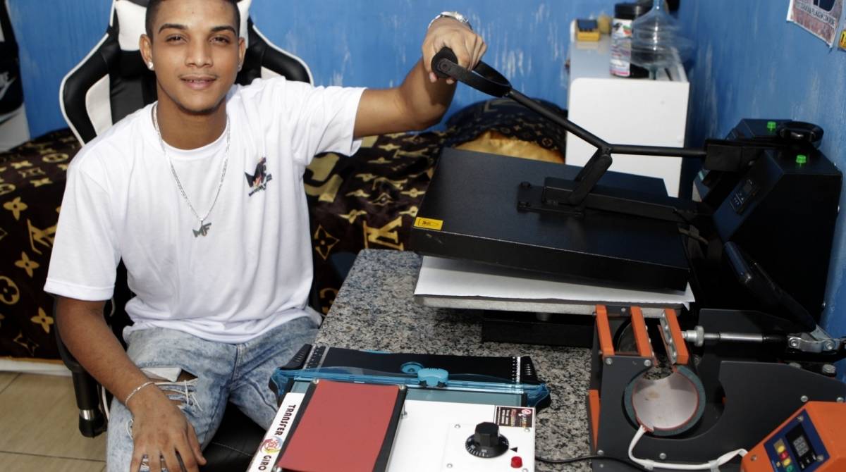 Rio,12/06/2019 -MADUREIRA- ECONOMIA - Materia Especial, Empreendedorismo para driblar o desemprego. Na foto, designer gráfico, Marcos Felipe. Foto: Cléber Mendes/Agência O Dia