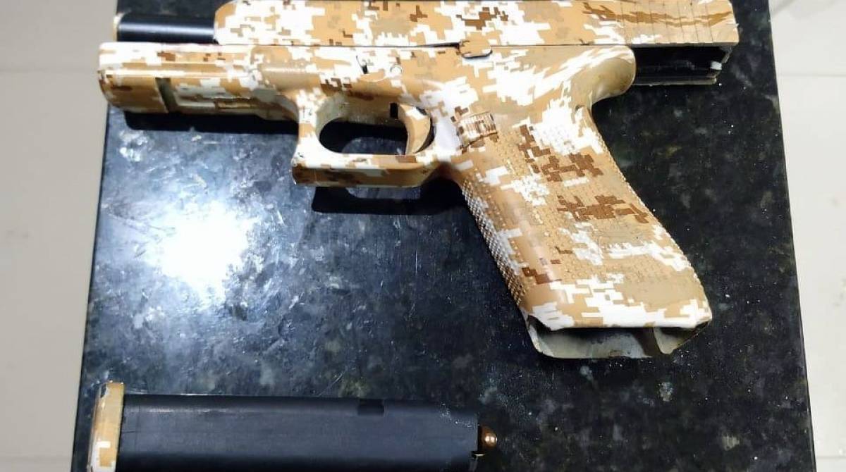 O traficante estava com uma pistola camuflada