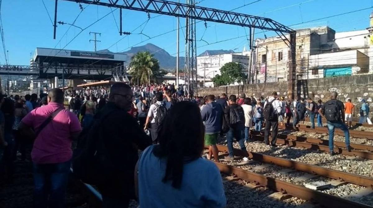 Passageiros tiveram que andar pela linha f&eacute;rrea - Reprodução / Internet