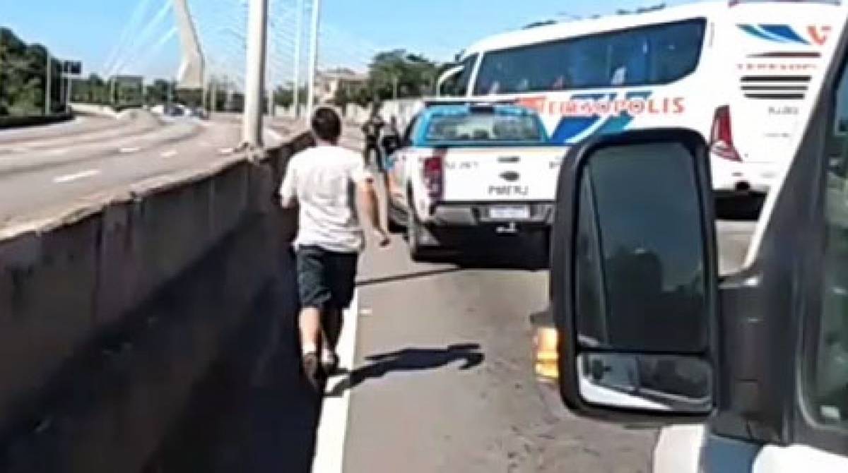 Ação na Maré fechou a Linha Vermelha e levou pânico a motoristas - Reprodução / OTT-RJ