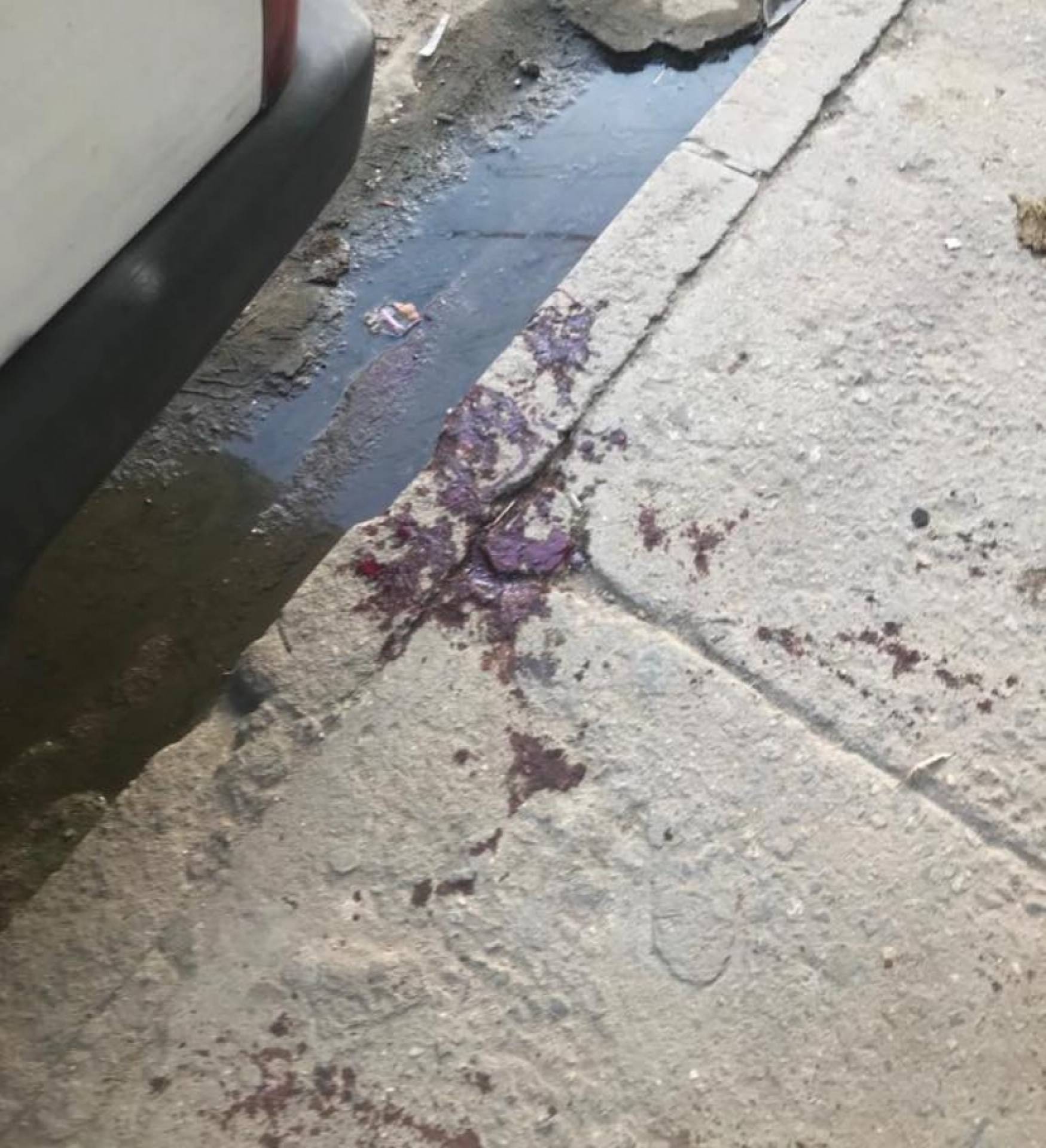 Marcas de sangue em uma das vias da Maré 