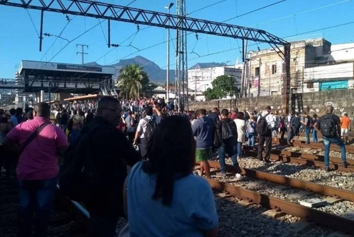 Passageiros tiveram que andar pela linha férrea