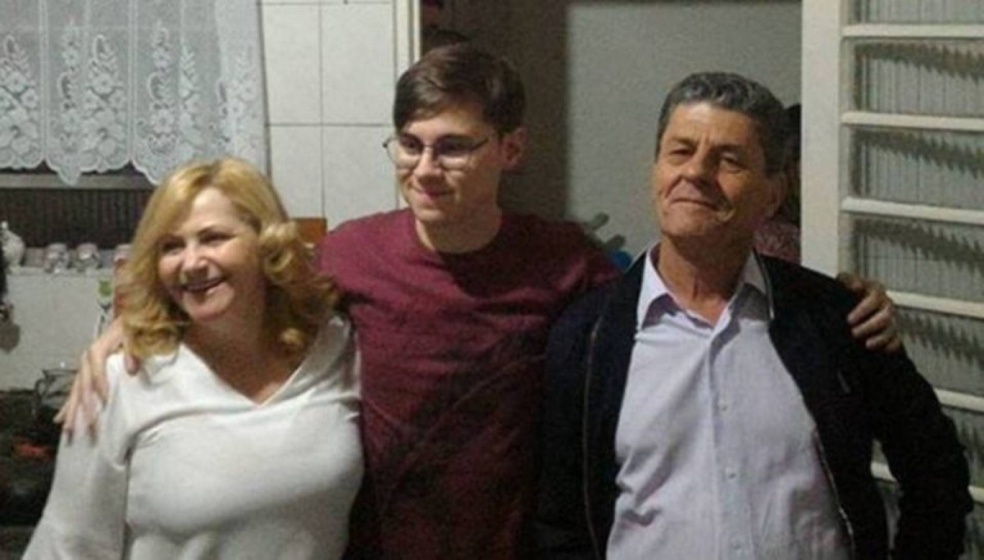 Rafael chegou à casa da namorada acompanhado pelos pais João Alcisio Miguel, de 52, e Miriam Selma Miguel, de 50 - Reprodução