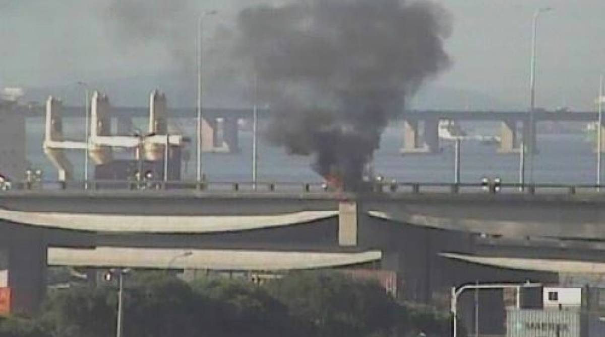 Incêndio em veículo na Ponte Rio-Niterói interdita saída para o Gasômetro - Divulgação