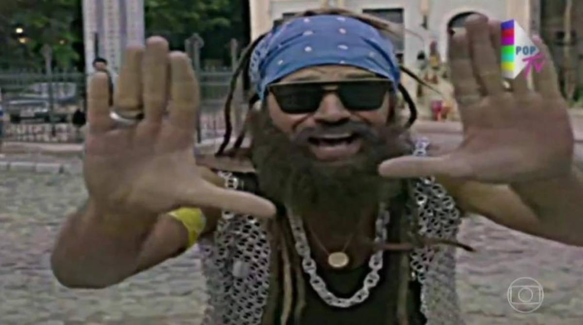 Beto Falcão, de 'Segundo Sol', aparece em 'Verão 90' - Reprodução / TV Globo