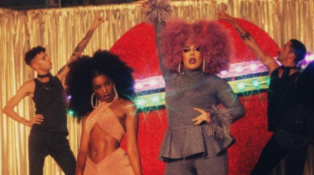 Gloria Groove e IZA em cenas do clipe 